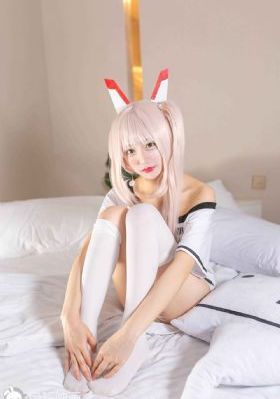 兄妹看电视时当着父母
